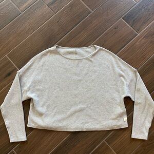 Vuori waffle knit cropped gray shirt size small